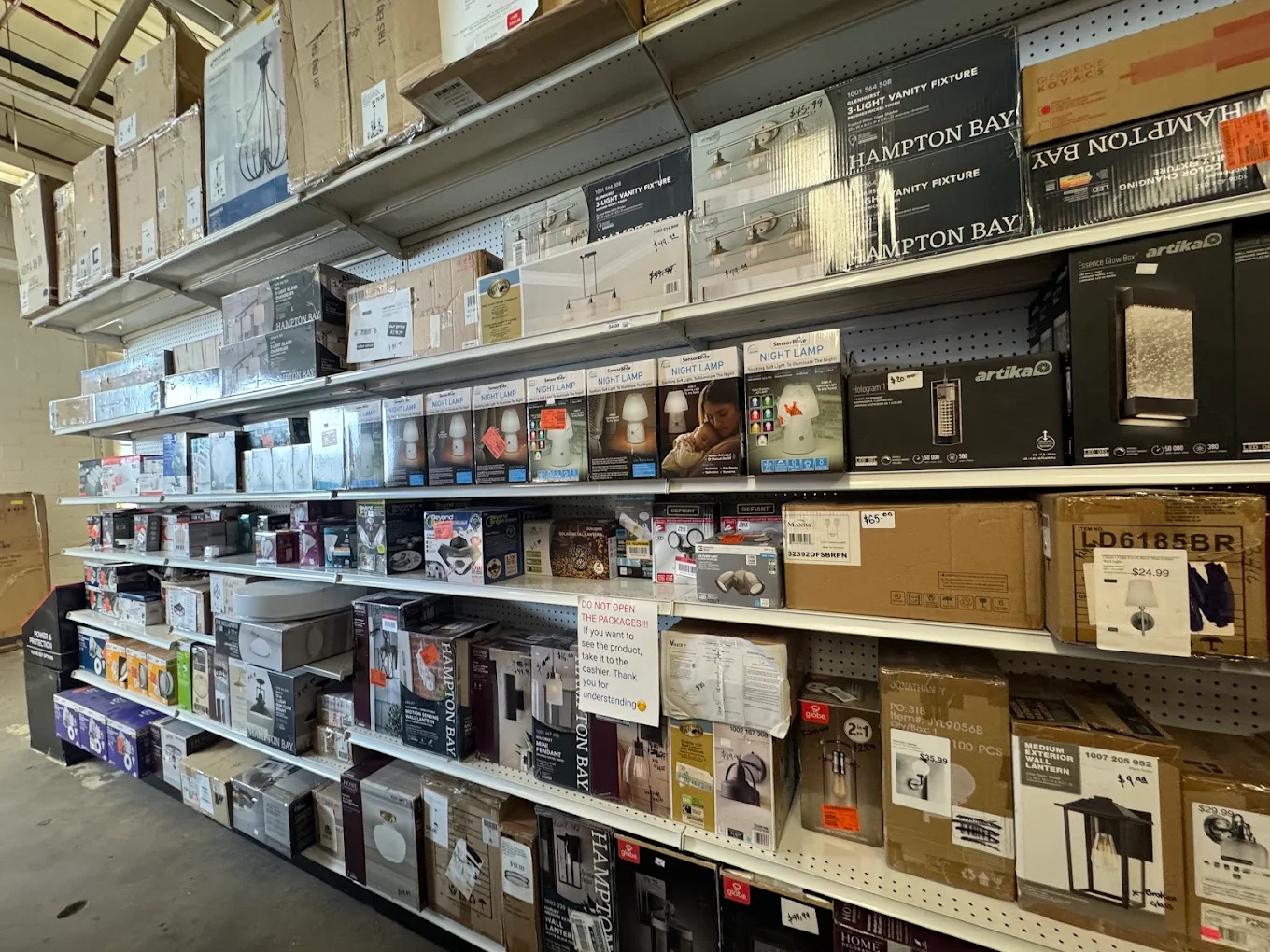 Lighting fixtures and night lamps stocked at Saving Bodega in Columbus, IN
